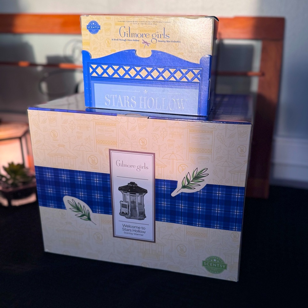 Scentsy Gilmore Girls Warmer NIB NWT Sealed Box & 4-Piece Wax Collection NIB